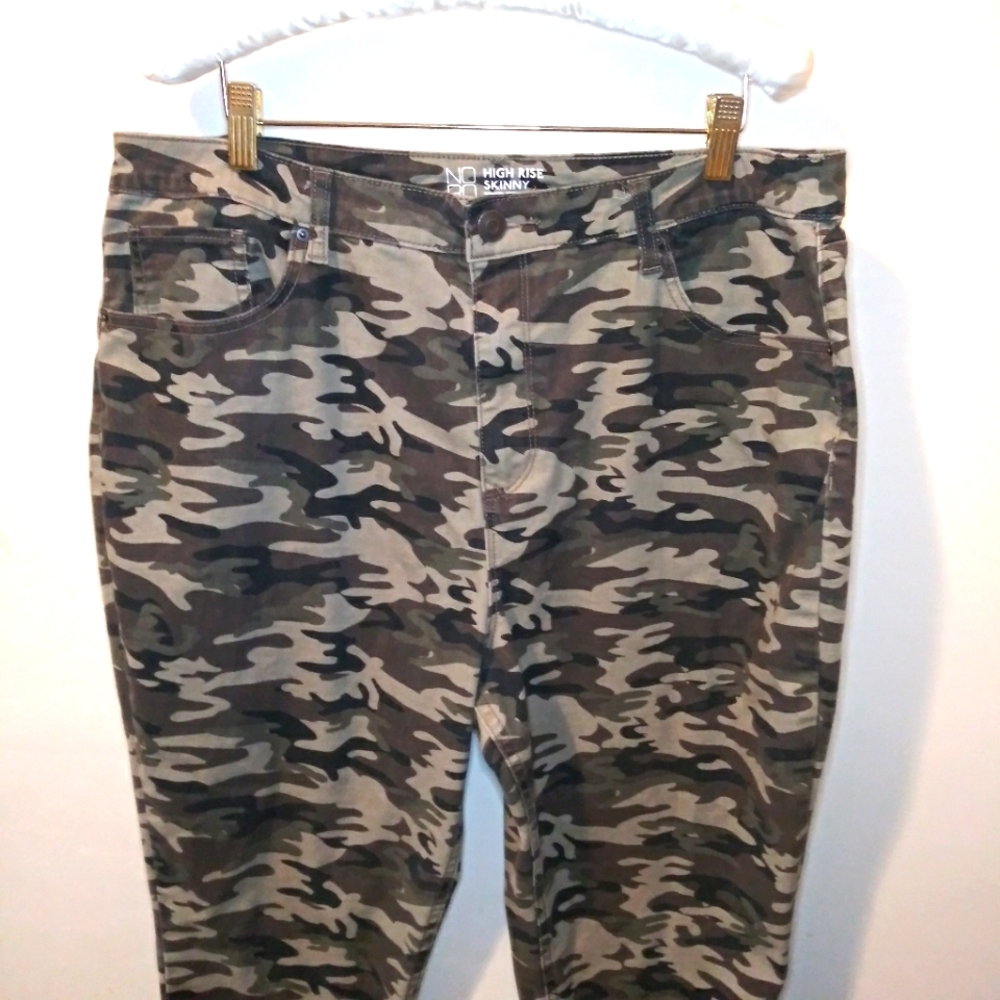 No Boundries High Rise Skinny Camo Jeans - Picture 2 of 8